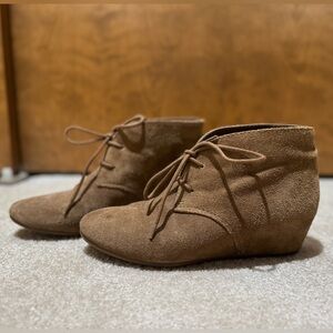 Nine West Joanis Tan Hidden Wedge Ankle Boot Bootie Suede Lace Up